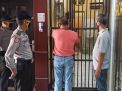 Polsek Asemrowo Pantau Kesehatan Tahanan Melalui Pengecekan Rutin