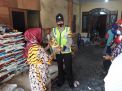 Babinkamtibmas Polsek Semampir Sampaikan Himbauan Protokol Kesehatan Ke Pengunjung Pasar Murah