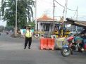 Unit Lantas Polsek Asemrowo Bantu Keberangkatan Pekerja Lewat Pengaturan Pagi