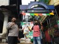 Babinkamtibmas Ampel Bagikan Bantuan Beras Untuk Masyarakat Terdampak Covid-19