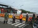 Polsek Kenjeran Bersama Instansi Samping Lakukan Penutupan Tol Suramadu Cegah Kerumunan