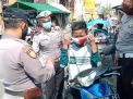 Polsek Kenjeran Bagi-Bagi Masker Kepada Pengunjung & Pedagang Pasar Pogot