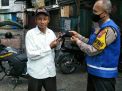 Babinkamtibmas Nyamplungan Bagikan Masker Gratis Kepada Penarik Becak