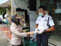 Kapolres Tanjung Perak Pimpin Pembagian 2.000 Masker Pada 9 Lokasi Secara Serentak