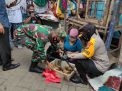 Kapolres Tanjung Perak Pimpin Personil Gabungan Gelar Operasi Penertiban Masker di Pasar Wonokusumo