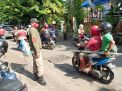 Kanit Lantas Polsek Asemrowo Pimpin Operasi Penertiban Masker, Dapat 7 Pelanggar