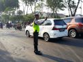 Antisipasi Kemacetan, Polsek Asemrowo Laksanakan Pengaturan Lalu Lintas Pagi