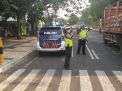 Satlantas Polres Tanjung Perak Atur Lalu Lintas Pagi di Seputaran Masjid Mujahidin