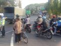 Satlantas Polres Tanjung Perak Atur Lalu Lintas Pagi Bantu Pekerja & Anak Sekolah