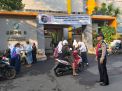 Babinkamtibmas Bongkaran Rutin Atur Lalu Lintas Pagi di Depan SMPN 8