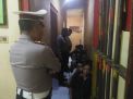 Polsek Semampir Laksanakan Pengecekan Pagi Tahanan Dilanjutkan Pemberian Makan