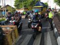 Polsek Asemrowo Atur Lalu Lintas Pagi, Bantu Keberangkatan Anak Sekolah