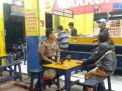 Babinkamtibmas Krembangan Utara Sampaikan Pesan Waspada 3C Ke Pengunjung Warkop