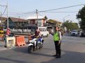 Bantu Keberangkatan Anak Sekolah, Polsek Asemrowo Gelar Pengaturan Pagi