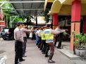 Personil Polsek Asemrowo Latihan Keterampilan Beladiri Dalam Program Kamis Pak Polis