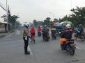 Satlantas Polres Tanjung Perak Atur Lalu Lintas Pagi, Bantu Keberangkatan Pekerja