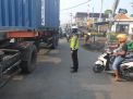 Unit Lantas Polsek Asemrowo Gelar Pengaturan Pagi, Bantu Keberangkatan Pekerja