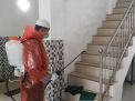 Babinkamtibmas Sidotopo Semprotkan Antiseptic Ke Dinding & Lantai Masjid, Bunuh Virus Corona
