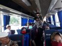 Kasat Sabhara Polres Tanjung Perak Sosialisasikan Pencegahan Virus Corona Ke Penumpang Bus