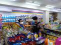 Satsabhara Polres Tanjung Perak Gelar Patroli di Mini Market, Antisipasi Aksi Vandalisme