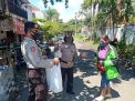 Polsek Krembangan Bagikan Puluhan Nasi Bungkus Untuk PKL & Ojek Online