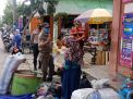 Kapolsek Asemrowo Bareng Camat, Sosialisasikan PSBB Ke Pasar & Warkop