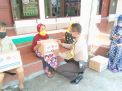 Babinkamtibmas Takal Kedinding Bagian Paket Bantuan Sembako Untuk Manula