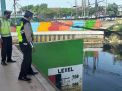 Antisipasi Banjir, Polsek Asemrowo Pantau Debit Air Sungai