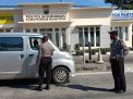 Personil Piket Pospam Suramadu Lakukan Penyekatan Kendaraan Menuju Madura