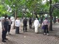 Satsabhara Polres Tanjung Perak Amankan Pemakaman Takmir Masjid Agung Sunan Ampel