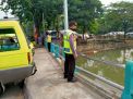 Anggota Polsek Pabean Cantikan Pantau Ketinggian Air Sungai Kalimas, Waspada Potensi Banjir