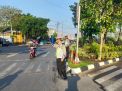 Unit Lantas Polsek Asemrowo Lakukan Pengaturan Pagi, Bantu Keberangkatan Pekerja