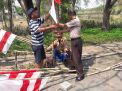 Babinkamtibmas Kenjeran Pantau Pengibaran Bendera di Kampung-kampung