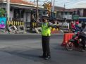 Unit Lantas Polsek Asemrowo Lakukan Pengaturan Pagi di Jalan Tambak Mayor