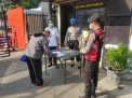 Urkes Polres Tanjung Perak Lakukan Pengecekan Suhu Badan, Cegah Penyebaran Covid-19 di Lingkungan Mako