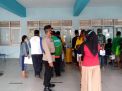 Personil Polsek Semampir PAM Pembagian BST di Terminal Wisata Ampel