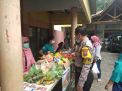 Babinkamtibmas Sidotopo Wetan Pantau Pelaksanaan Operasi Pasar Murah