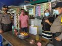 Polsek Semampir Sebarkan Pamflet Maklumat Kapolri di Warung-Warung