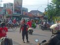 Polsek Semampir Lakukan Pengaturan Pagi Cegah Kemacetan di Jalan Karang Tembok