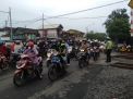 Unit Lantas Polsek Asemrowo Lakukan Pengaturan Pagi di Jalan Tambak Mayor Rel KA