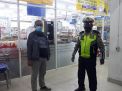 Polsek Asemrowo Patroli Mini Market, Titip Pesan Waspada Kemungkinan Pembayaran Menggunakan Uang Palsu