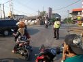 Unit Lantas Polsek Asemrowo Bantu Keberangkatan Pekerja Lewat Pengaturan Pagi