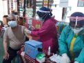 Personil Polsek Asemrowo Bersama Warga Lansia Jalani Vaksinasi Covid-19