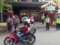 Polsek Asemrowo Bersama Satpol PP Lakukan Operasi Masker di Jalan Asem Raya