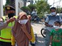 Polsek Kenjeran Gelar Operasi Masker di Pasar Nambangan, Tegur Beberapa Pengunjung Yang Tidak Patuh Protokol Kesehatan