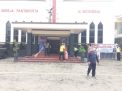 Peringati Hari Bhayangkara Ke 75, Polsek Pabean Cantikan Gelar Kerja Bakti Bersih-Bersih Gereja & Bagikan Nasi Bungkus