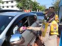 Kapolres Tanjung Perak Bersama Kabag Ops Pantau Jalannya Vaksinasi Drive Thru di Depan Mako