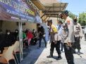 Kapolres Tanjung Perak Pantau Vaksinasi di Mapolsek Kenjeran & Bagikan Bantuan Sembako