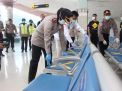 Kapolres Tanjung Perak Lakukan Pemantauan Social Distancing di Ruang Tunggu Pelabuhan GSN