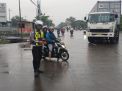 Satlantas Polres Tanjung Perak Atur Lalu Lintas Pagi di tengah Gerimis